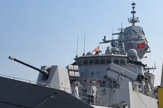 Khí tài tối tân trên tàu HMS Toowoomba, Hải quân Hoàng gia Australia tại Đà Nẵng