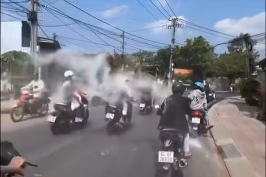 Chạy xe đùa giỡn, ném bột vào nhau gây náo loạn giao thông, nhóm thanh niên bị CSGT mời lên trụ sở