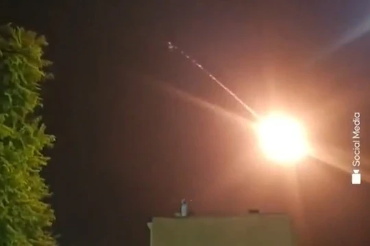 Tên lửa Iran làm rung chuyển TP của Israel, nhiều tòa nhà tan hoang sau đòn đáp trả