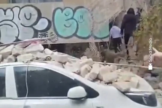 Tên lửa mang đầu đạn chùm của Iran phá hủy nhiều nơi ở Israel, 15 người bị thương