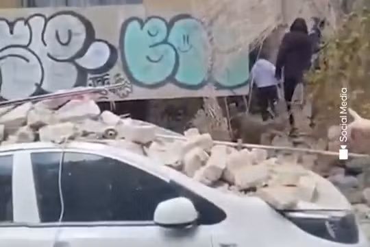 Tên lửa mang đầu đạn chùm của Iran phá hủy nhiều nơi ở Israel, 15 người bị thương