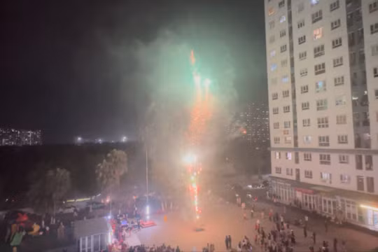 Người dân Hà Nội đếm ngược, bắn pháo hoa sớm chào năm mới 2026