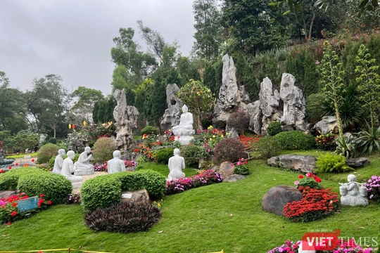 Vườn tượng ở chùa Tiêu