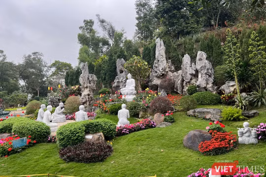 Vườn tượng ở chùa Tiêu