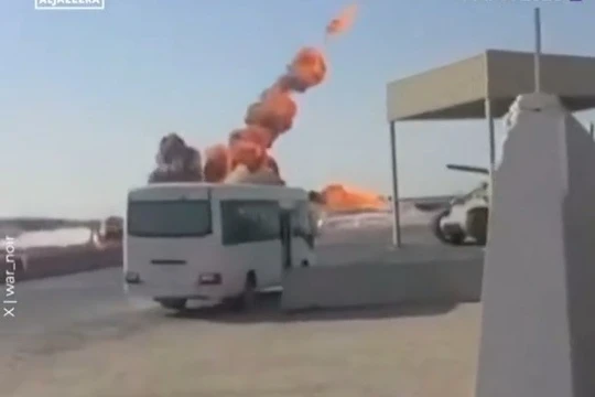 Khoảnh khắc máy bay không người lái Iran lao thẳng vào căn cứ quân sự Mỹ