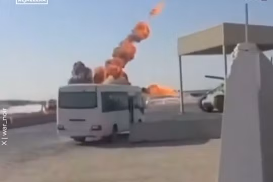 Khoảnh khắc máy bay không người lái Iran lao thẳng vào căn cứ quân sự Mỹ