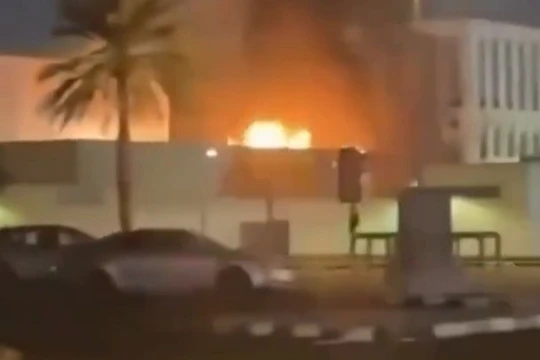 Máy bay không người lái tấn công bãi đậu xe lãnh sự quán Mỹ tại Dubai