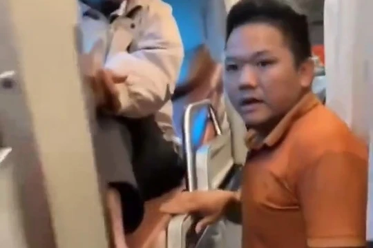 Xe 36 chỗ "nhồi nhét" 42 người, chủ xe bị phạt nặng