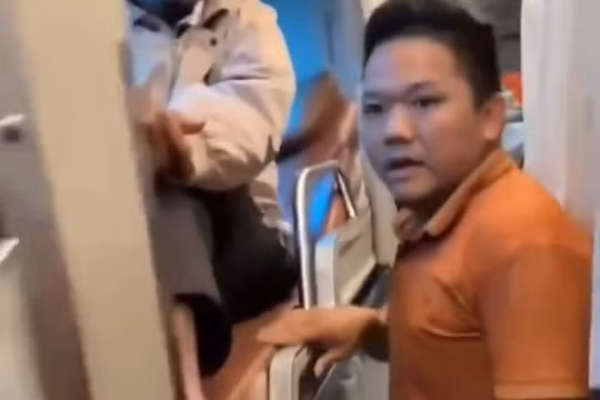 Xe 36 chỗ "nhồi nhét" 42 người, chủ xe bị phạt nặng