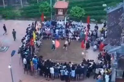 Các đô vật tranh tài tại Hội vật làng Sình ở Huế
