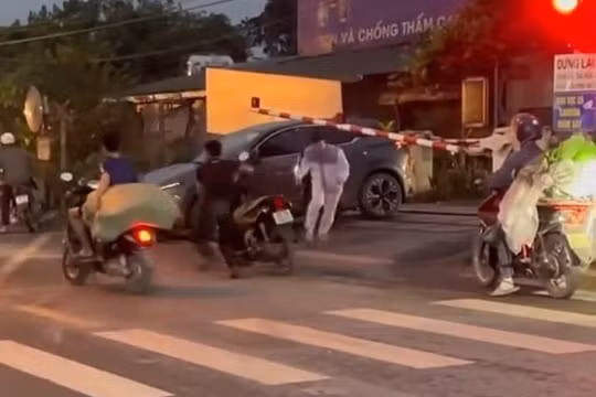 Ô tô bị tàu hỏa tông văng, tài xế "trả giá đắt"