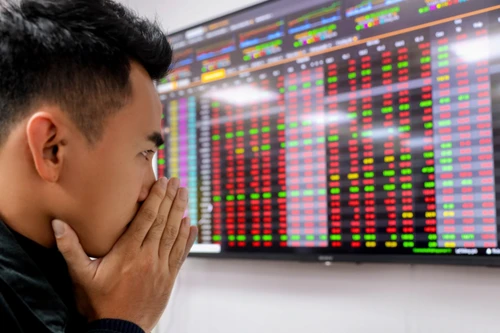 Nhiều cổ phiếu chao đảo thời gian qua sau những tin đồn vô căn cứ. Ảnh minh hoạ: HT