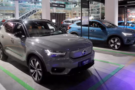 Mẫu xe Volvo XC40 chạy điện được trưng bày tại Triển lãm Ô tô Zurich. Ảnh: Reuters.