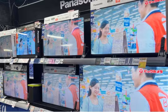 Các mẫu tivi trong cửa hàng Bic Camera ở quận Chiyoda, trung tâm Tokyo. Ảnh: Nikkei Asia.