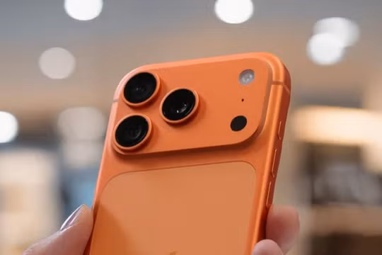 Giải mã chấm đen bí ẩn trên cụm camera iPhone Pro. Ảnh: BGR.