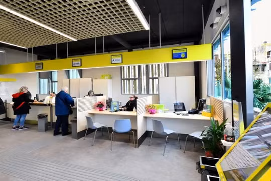 Poste Italian cải tạo các bưu cục. Ảnh: Reuters.