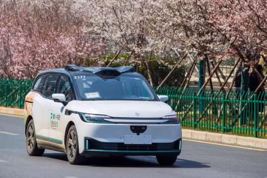 Một chiếc robotaxi của nền tảng gọi xe tự lái Apollo Go thuộc Baidu. Ảnh: Nikkei Asia.