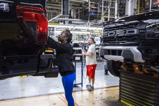 Hãng xe Ford phải tái tuyển dụng hàng loạt kỹ sư con người sau thất bại từ việc vội vã ứng dụng trí tuệ nhân tạo. Ảnh: BGR.
