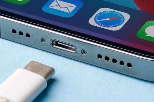 Tại sao không nên sạc pin iPhone đầy 100% và sạc qua đêm?