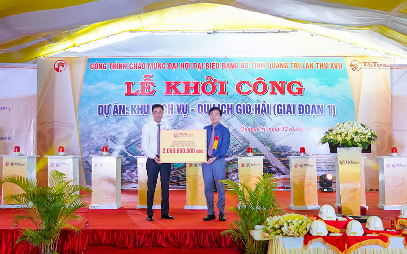 Ông Nguyễn Anh Tuấn, Phó tổng Giám đốc Tập đoàn T&T Group (trái) trao 2 tỷ đồng hỗ trợ Tỉnh Quảng Trị khắc phục hậu quả lũ lụt Ông Nguyễn Anh Tuấn, Phó tổng Giám đốc Tập đoàn T&T Group (trái) trao 2 tỷ đồng hỗ trợ Tỉnh Quảng Trị khắc phục hậu quả lũ lụt