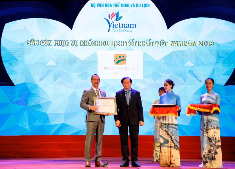 Ông Evans Mahoney nhận giải sân gôn phục vụ khách du lịch tốt nhất Việt Nam 2019 cho sân BRG Kings Island Golf Resort. Ông Evans Mahoney nhận giải sân gôn phục vụ khách du lịch tốt nhất Việt Nam 2019 cho sân BRG Kings Island Golf Resort.