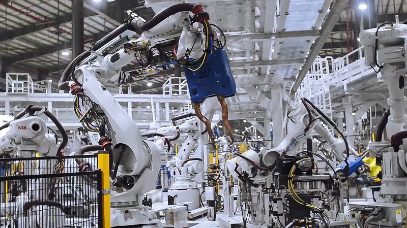 Công đoạn hàn sẽ do toàn bộ các rô-bốt đảm nhiệm