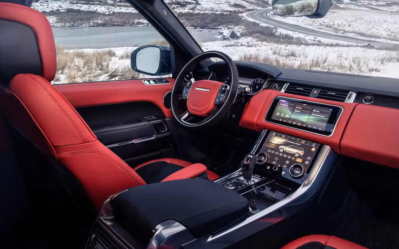 Nội thất của Range Rover Sport HST được thừa hưởng thiết kế của người em Velar