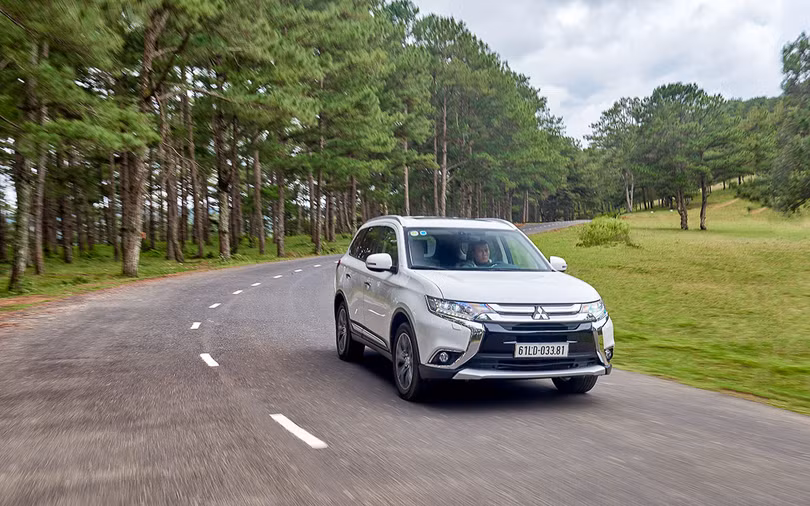 Trong phân khúc SUV và CUV tầm trung, Mitsubishi Outlander có thể nói là mẫu xe được đầu tư về cách âm kỹ lưỡng và tỉ mỉ nhất Trong phân khúc SUV và CUV tầm trung, Mitsubishi Outlander có thể nói là mẫu xe được đầu tư về cách âm kỹ lưỡng và tỉ mỉ nhất