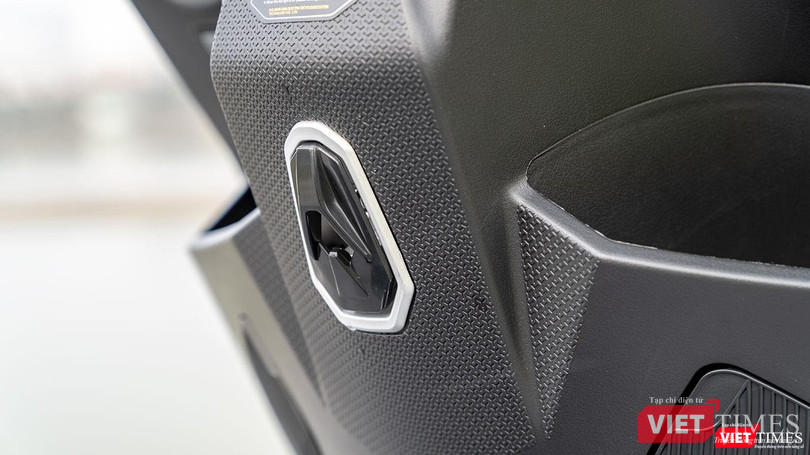 Móc treo đồ hơi khó lấy ra và thiết kế không cho thấy sự cứng cáp để treo các vật dụng có trọng lượng lớn. Móc treo đồ hơi khó lấy ra và thiết kế không cho thấy sự cứng cáp để treo các vật dụng có trọng lượng lớn.