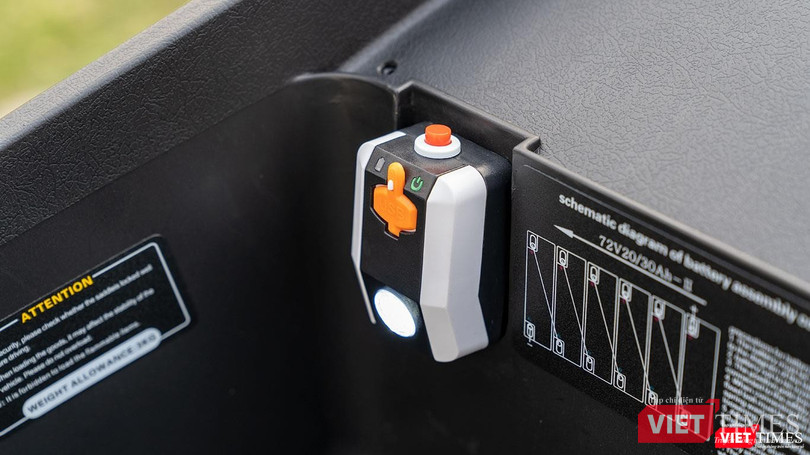 ộ đèn chiếu sáng cốp giúp người dùng dễ dàng tìm đồ trong đêm tối tích hợp một cổng USB sạc điện thoại. ộ đèn chiếu sáng cốp giúp người dùng dễ dàng tìm đồ trong đêm tối tích hợp một cổng USB sạc điện thoại.