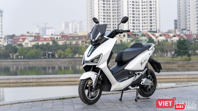 Mỗi khi chạy qua gờ giảm tốc, bạn sẽ cảm nhận được sức nặng của bộ 6 bình ắc quy đè lên bộ khung xe. Mỗi khi chạy qua gờ giảm tốc, bạn sẽ cảm nhận được sức nặng của bộ 6 bình ắc quy đè lên bộ khung xe.