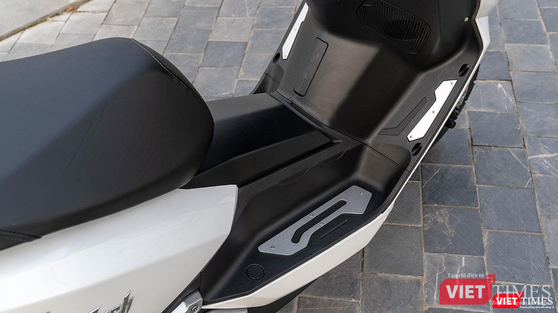 Khu vực để chân được bố trí với hai tư thế ngồi và duỗi chân. Khu vực để chân được bố trí với hai tư thế ngồi và duỗi chân.