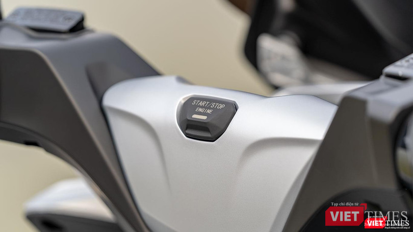 Ghi đông được bọc kín với nút ấn khởi động Start/Stop Engine ở chính giữa tương tự như trang bị trên ôtô. Ghi đông được bọc kín với nút ấn khởi động Start/Stop Engine ở chính giữa tương tự như trang bị trên ô tô.