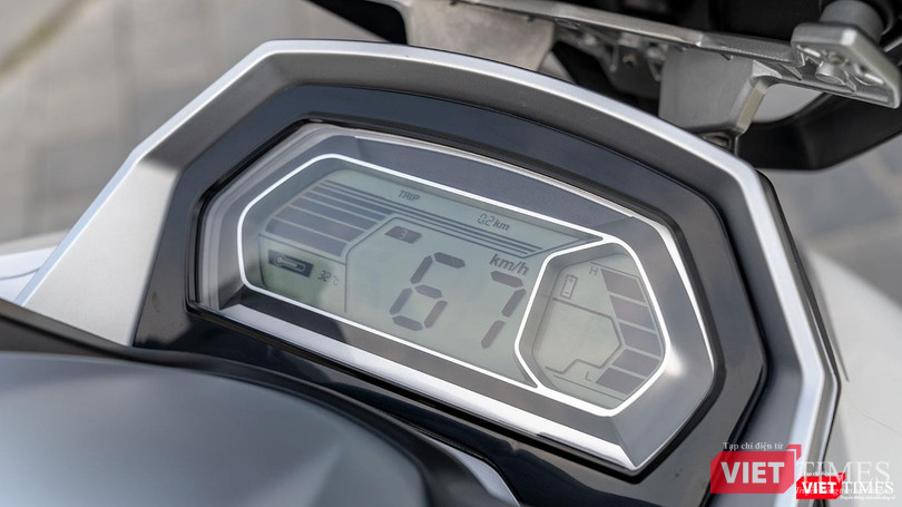 Cụm đồng hồ điện tử đơn sắc cho khả năng hiển thị rõ ràng ngay cả khi trời nắng gắt. Cụm đồng hồ điện tử đơn sắc cho khả năng hiển thị rõ ràng ngay cả khi trời nắng gắt.