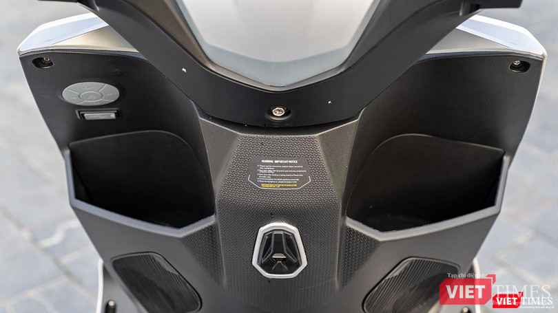 Hai hốc chứa đồ phía trước. Hai hốc chứa đồ phía trước.