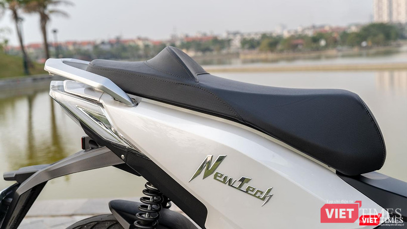 Lớp vách ngân giả lập yên 2 tầng như có vẻ không được hợp lý và làm cho khu vực dành cho người ngồi sau bị thu hẹp. Lớp vách ngân giả lập yên 2 tầng như có vẻ không được hợp lý và làm cho khu vực dành cho người ngồi sau bị thu hẹp.