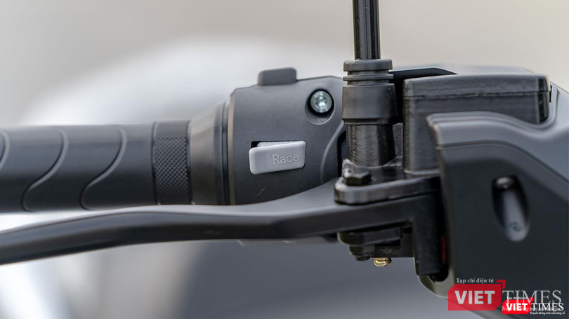 Các tính năng trên khu vực tay lái Các tính năng trên khu vực tay lái