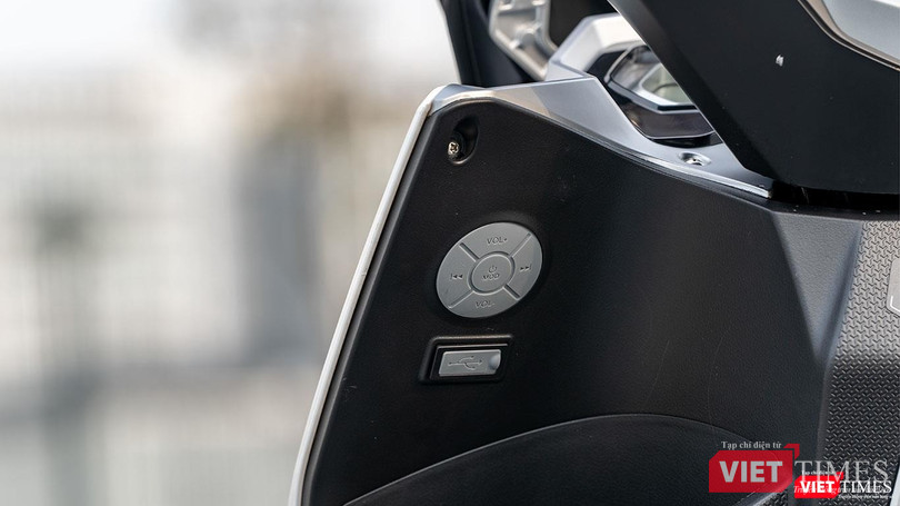 Cụm điều khiển kết nối hệ thống giải trí với điện thoại bằng Bluetooth, phía dưới là cổng USB sạc điện thoại. Cụm điều khiển kết nối hệ thống giải trí với điện thoại bằng Bluetooth, phía dưới là cổng USB sạc điện thoại.