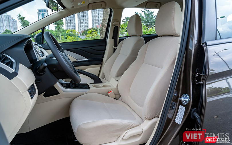 Ghế ngồi phía trước chỉnh cơ 4 hướng và không chỉ được độ cao đệm ngồi