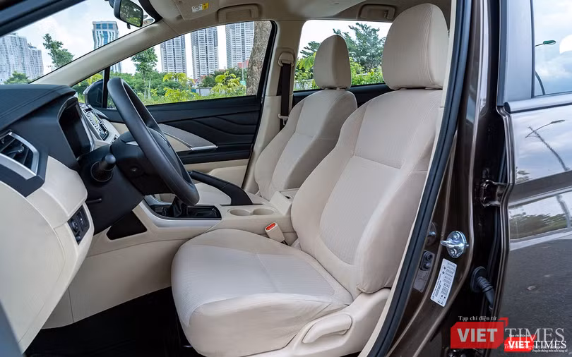 Ghế ngồi phía trước chỉnh cơ 4 hướng và không chỉ được độ cao đệm ngồi