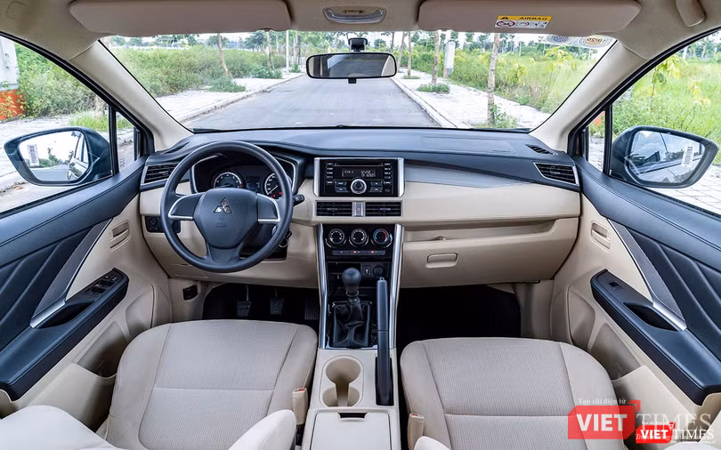 Tổng thế khoang lái của Mitsubishi Xpander phiên bản số sàn dù sử dụng chủ yếu bằng nhựa cứng và chất liệu nỉ nhưng không hề tạo cảm giác rẻ tiền.
