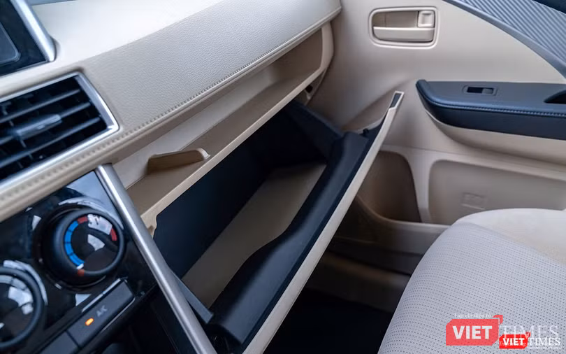 Hốc chứa đồ bên ghế phụ phía trước được thiết kế 2 tầng.