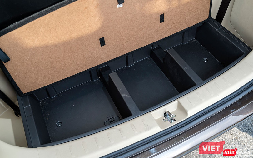 Phía dưới của khoang hành lý còn có những khoang nhỏ để gia tăng khả năng chứa đồ