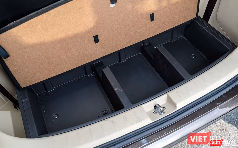Phía dưới của khoang hành lý còn có những khoang nhỏ để gia tăng khả năng chứa đồ