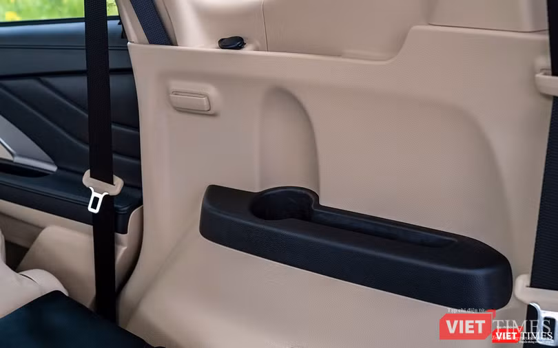 Hai bên của hàng ghế thứ 3 đều có bệ tỳ tay kiêm chỗ để cốc, có ổ sạc điện...