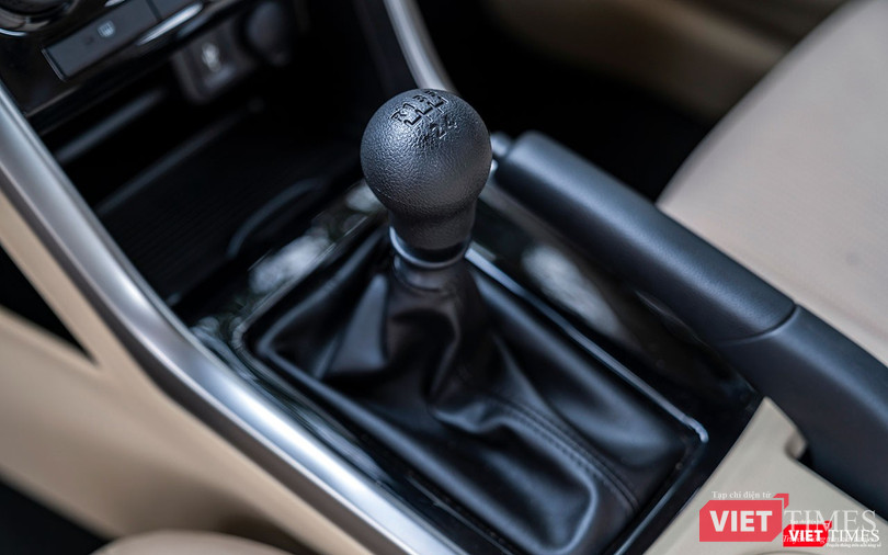 Hộp số sàn 5 cấp không được trang bị âm thanh thông báo khi lùi xe, khiến người lái đôi lúc khó phân biệt khi nào vào số 1 và khi nào vào số R dù đã thao tác đúng cách.