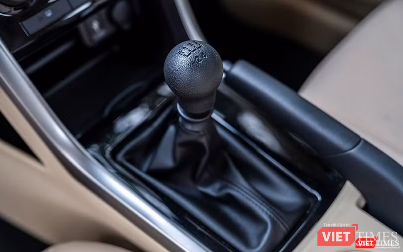 Hộp số sàn 5 cấp không được trang bị âm thanh thông báo khi lùi xe, khiến người lái đôi lúc khó phân biệt khi nào vào số 1 và khi nào vào số R dù đã thao tác đúng cách.