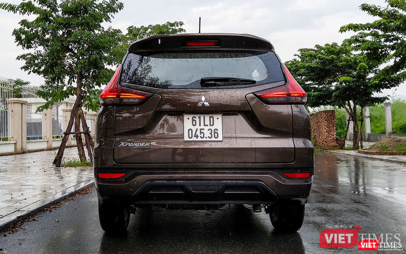 Cụm đèn hậu thiết kế bắt mắt với hiệu ứng LED chạy theo cả chiều dọc lẫn chiều ngang.