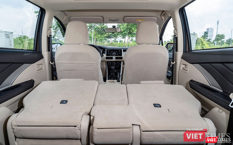 Tạo tác gập hàng ghế thứ 2 xuống vô cùng đơn giản với chỉ một thao tác gạt lẫy.