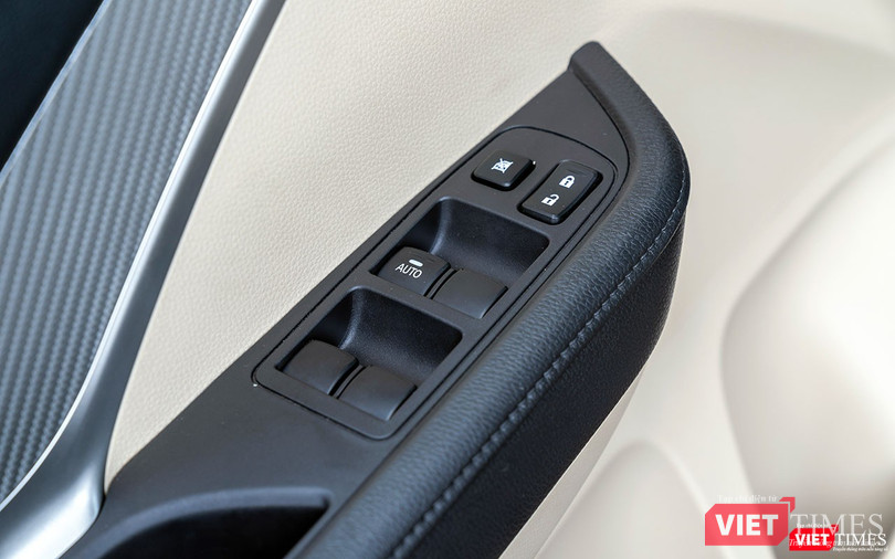 Cửa kính nâng hạ tự động cho vị trí lái.